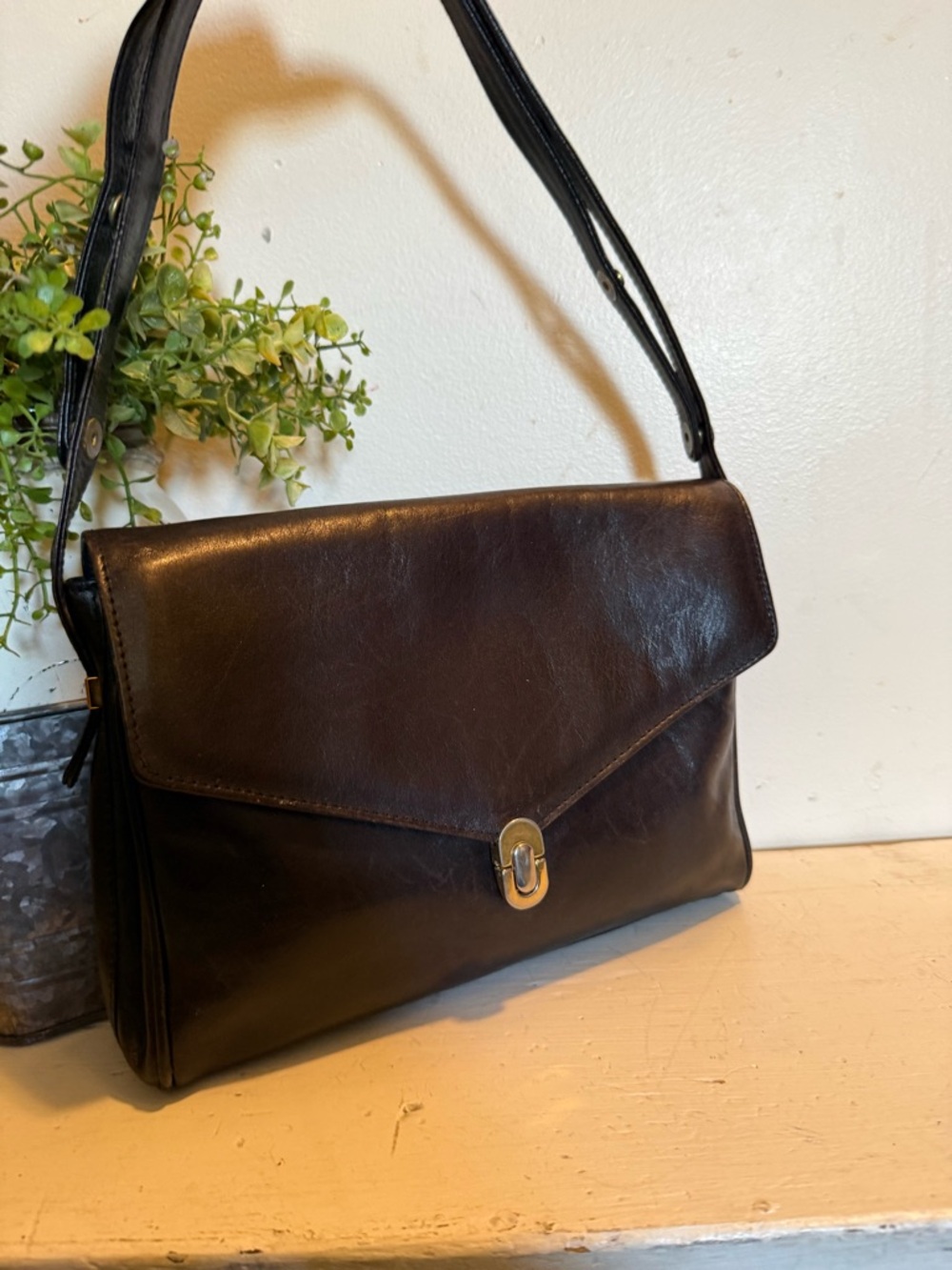 Woodward Italy Vintage Sleek Black Leather Crossbody Bag with Turn-Lock Detail